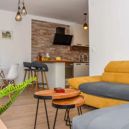Apartment Milena 8 Mandre