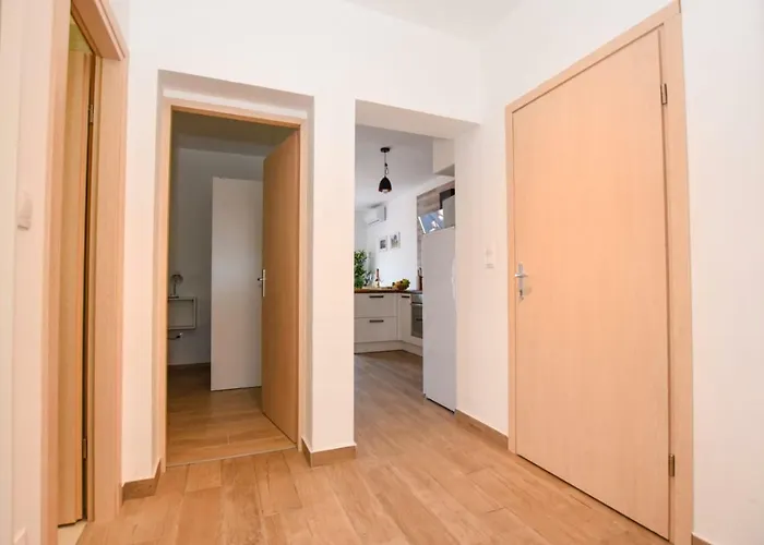 Milena 8 Apartment Mandre